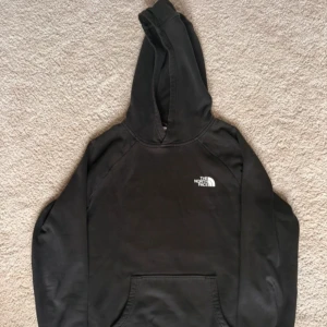 Svart hoodie från The North Face - Säljer en svart hoodie från The North Face i bra skick. Den har dock lite slitningar i ärmarna, går att laga om så önskas. Därav också priset. 