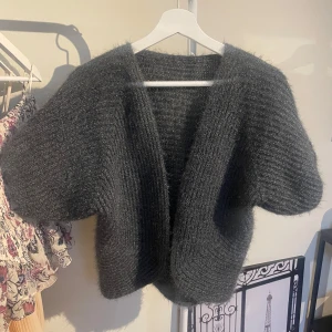 Mysig grå stickad kofta - Säljer en supermysig grå stickad kofta i fluffigt material. Står ej stolek men skulle säga M
