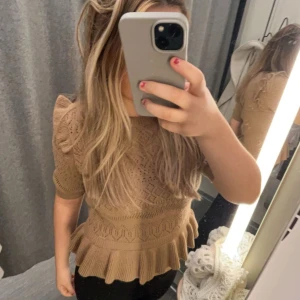 Snygg tröja - Säljer denna jätte gulliga tröjan. Den är i jätte bra skicka och har inte kommit till användning❤️