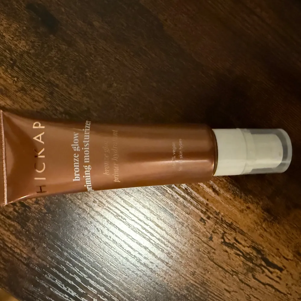 Säljer en Bronze Glow Priming Moisturizer från Hickap. Denna produkt ger en härlig bronzig lyster och fungerar som både primer och fuktkräm. Perfekt för alla hudtyper och är 100% vegansk. Aldrig använd, oöppnad . Skönhet.