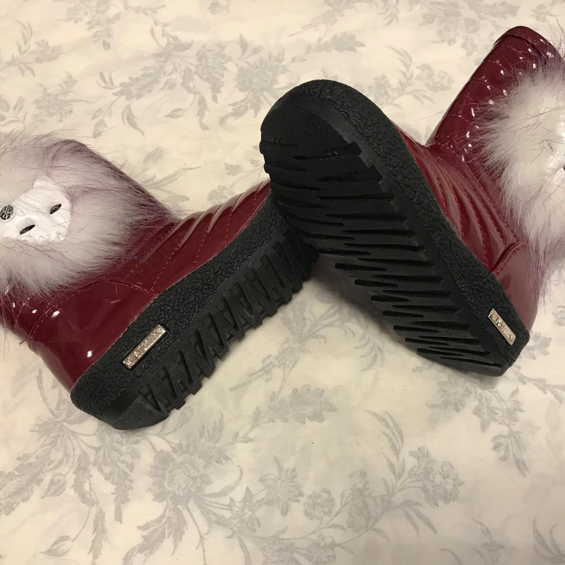 Vinröda vinterstövlar med pälsdetalj - 90