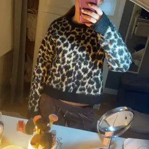 Säljer en supercool leopardmönstrad tröja i svart och beige. Den är perfekt för höst och vinter med sin mysiga och varma känsla. Tröjan har långa ärmar och en loose passform som gör den extra bekväm. Perfekt för att liva upp garderoben! 🐆