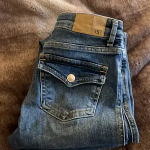 Säljer dessa supersnygga low waist boot cut jeansen från lager då dem tyvärr inte passar mig längre. Är i storlek xs och längden short. Har använts fåtal gånger så är inte trasiga eller något sånt. Köparen står för frakten.