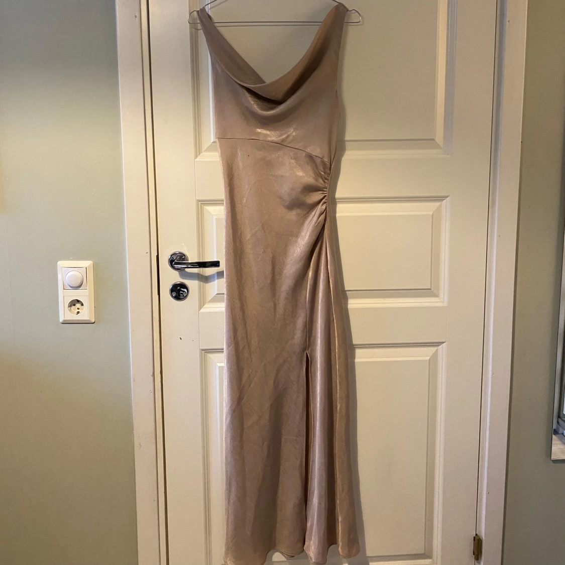 Aftonklänning i satin - 91