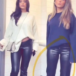 Svarta skinnleggings - Lånad bild!! Intressekoll på snygga eftertraktade skinnbyxor från newyorker❤️ Har inte fått någon användning av dem så därför säljer jag! Skriv för mer info eller egna bilder, och skriv era prisförslag!❤️