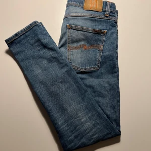 Nudie jeans  - Säljer nu ett par snygga jinz från Nudie i superbra skick. Storlek 31/32. Dem har en skön tvätt som ger brallorna en gnutta extra! Perfekta nu inför hösten och vintern🍂❄️tveka inte på att skriva vid fler frågor!😄