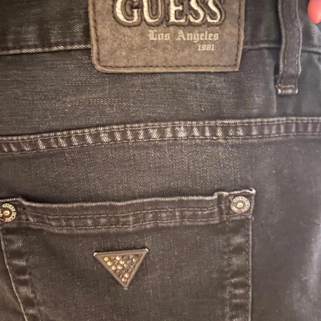 Svart kortkjol från Guess - 92