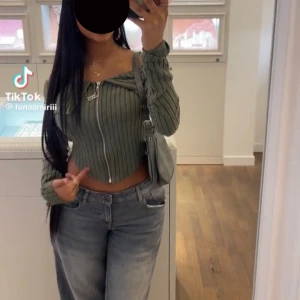 Olivgrön ribbad tröja med dragkedja - Säljer en superfin olivgrön ribbad tröja med dragkedja framtill. Tröjan är helt ny utan prislapp!