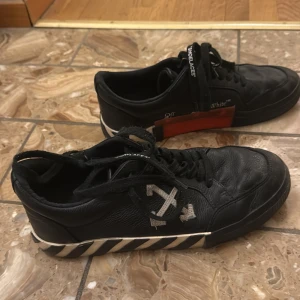 Svarta offwhite sneakers - Säljer dessa, rätt använda men mycket kvar att ge. Pris kan diskuteras vid snabb affär
