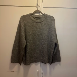Grå stickad tröja - Grå stickad tröja i jättebra skick. Den är inte nopprig på något ställe och knappt använd. Säljer då jag inte använder den. Den är i storlek S men lite oversized så passar fler storlekar beroende på hur man vill att den ska sitta