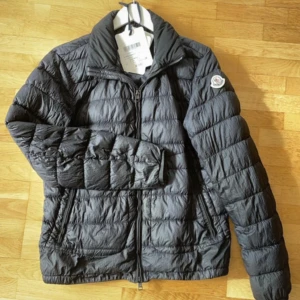 Moncler octavien - Säljer en snygg svart pufferjacka från Moncler i storlek S/M Jackan är i väldigt bra skick och har tags. Perfekt för hösten och våren. Passar både till vardags och lite finare tillfällen. Byten är intressant!