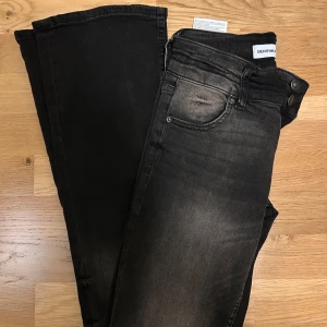 Jättefina Bershka jeans - Nästan oanvända jättefina jeans från Bershka i storlek 34. Skulle säga att de är som tumstorlek 25, midjan är 33 cm rakt över. Innerbenslängd 81 cm! 