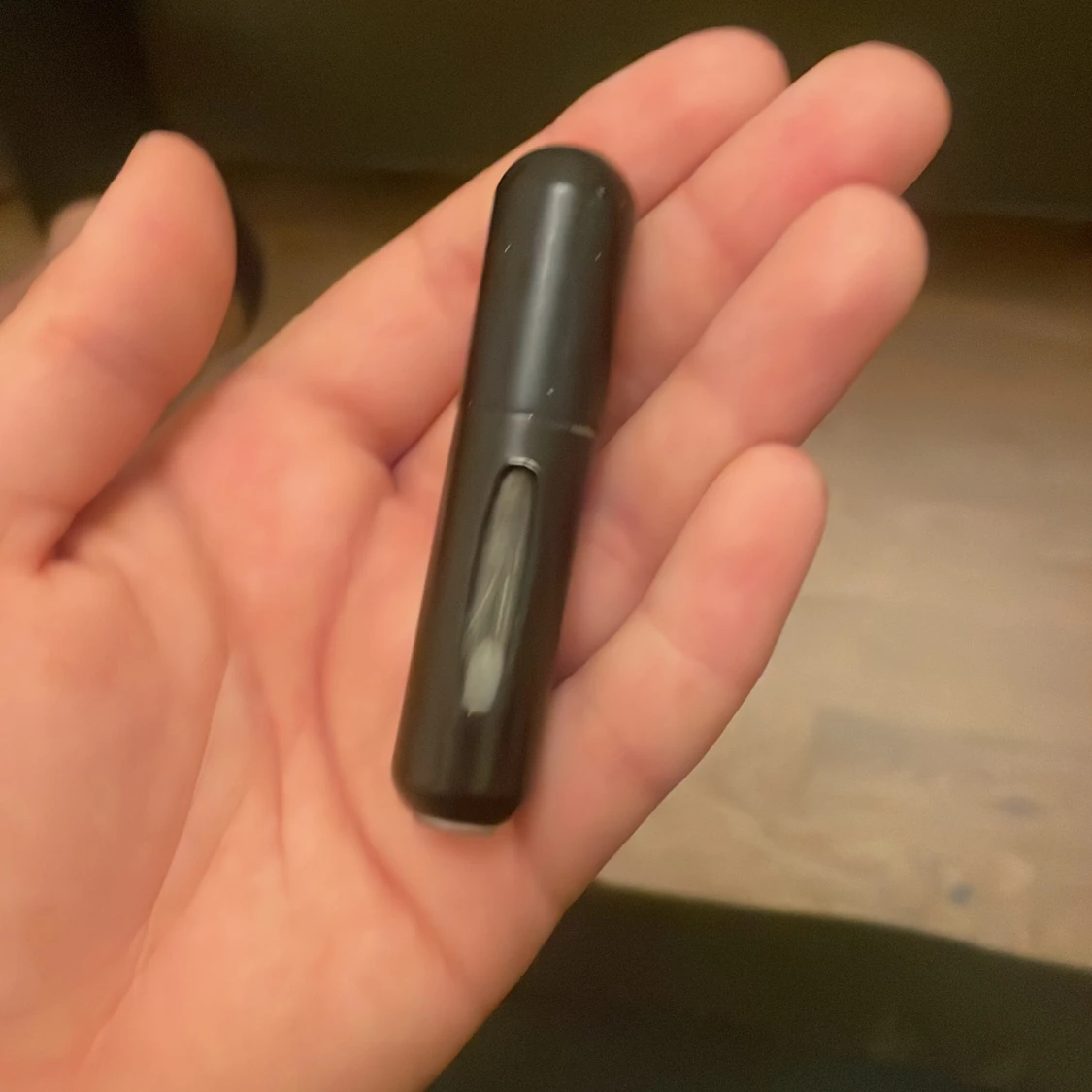 Svart och rosa parfymbehållare - 90