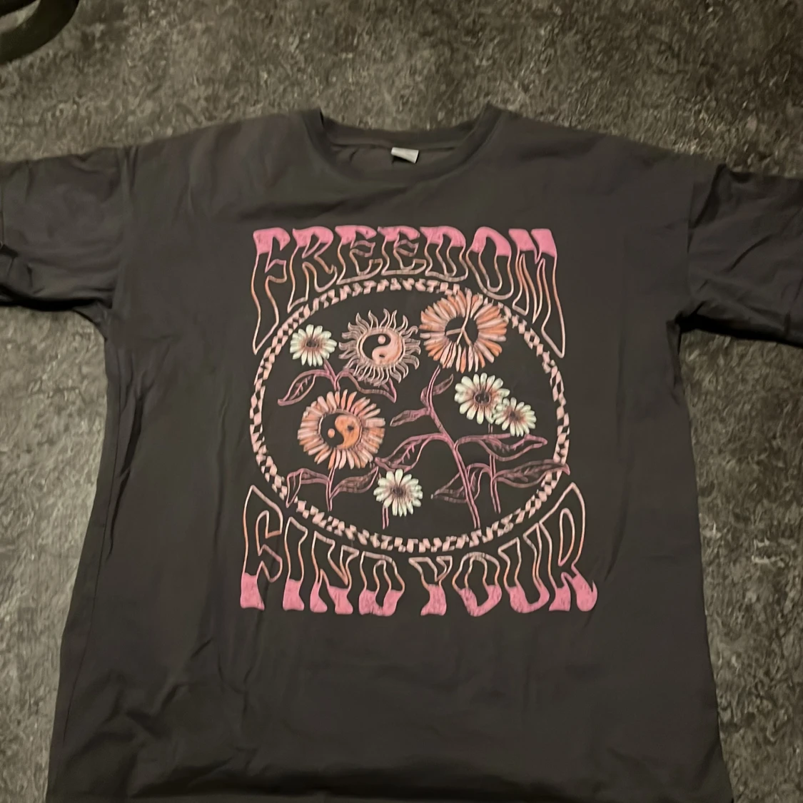 Svart t-shirt med tryck - 90