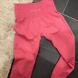 Rosa leggings från NVGTN - Säljer ett par snygga rosa leggings från NVGTN. De är högmidjade och perfekta för träning eller en avslappnad dag. Materialet är stretchigt och bekvämt, vilket gör dem till ett måste i garderoben. Passar perfekt för dig som vill ha både stil och komfort!