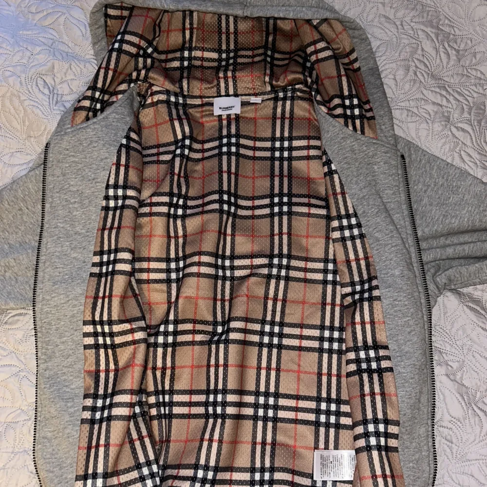 Burberry tröja, nyskick storlek M. Hoodies.