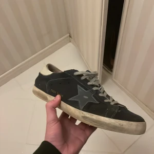 Intressekoll  - Tja har nu en intressekoll på ett par svarta sneakers från Golden goose. Skorna har en vit sula och grå snörning. De är i bra skick med lite slitage på sulan, de ska vara slitet. perfekt för en avslappnad stil. Passar till både vardag och fest! Kan gå med på byten!! Mvh Oscar 