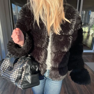 Svart pälsjacka - Säljer en supermysig svart pälsjacka som är perfekt nu för vintern❄️Köpt förra vintern och väldigt använd men fortfarande väldigt bra skick! Köpt på Vinted🙌 pris kan diskuteras!!