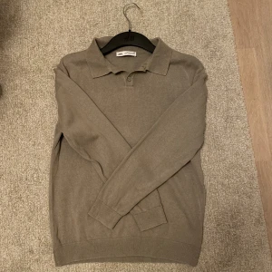 Pikétröja från Zara - Säljer en stilren beige pikétröja från Zara i storlek 164. Tröjan har långa ärmar och en klassisk krage med knappar. Perfekt för både vardag och lite finare tillfällen. Den är i mycket bra skick och redo för en ny ägare! Skriv vid minsta lilla fundering😀✍️✅