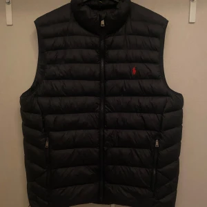 Ralph lauren väst  - Säljer nu min Ralph lauren väst då jag inte använder den längre, köpt på zalando för cirka 1 år sedan