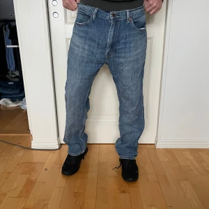 Levi's 505 jeans 36-30 - Säljer ett par klassiska Levi's 505 jeans i blå denim. De har en straight passform och är i bra skick. Perfekta för vardagsbruk med en tidlös stil. Midjan är midwaist och de har en traditionell femficksdesign.