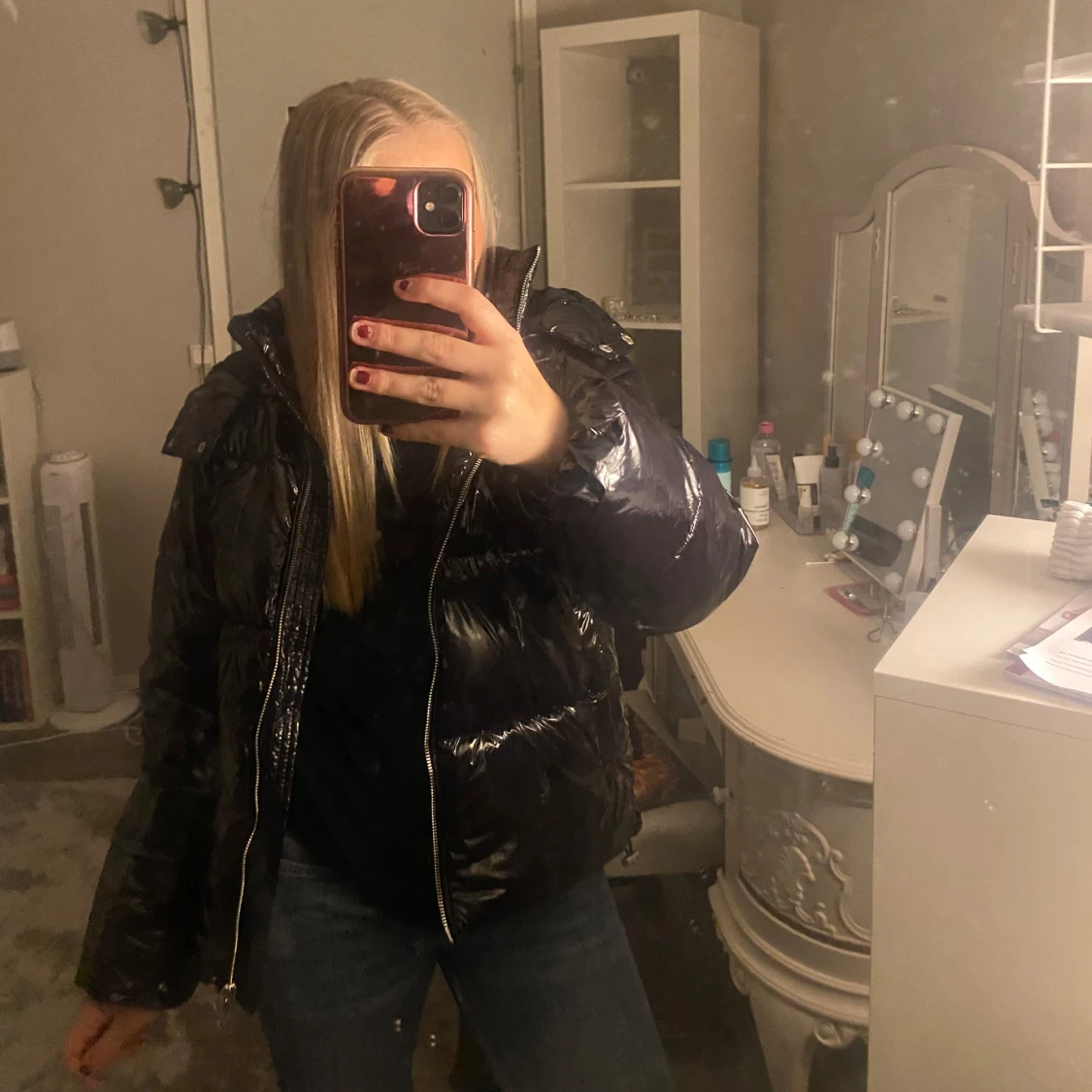 Svart glansig pufferjacka
