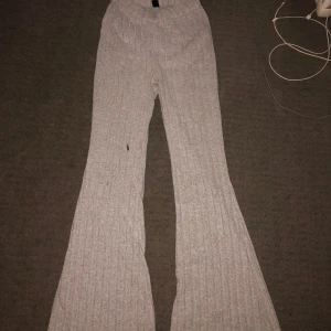 Botcut byxor  - Har en liten svart fläck, vet inte ifall den går bort ☺️jätte sköna o lent material. 