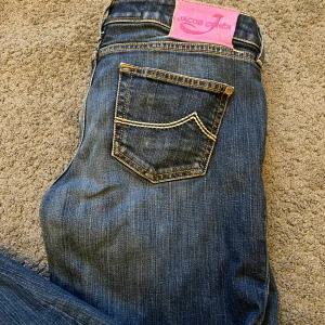 Mörkblå jeans från Jacob Cohen - Säljer ett par snygga mörkblå jeans från Jacob Cohen. Bra skick och snygga! Jeansen sitter lite mindre en stolek 30 som står på dem! Tar imot prisförslag!