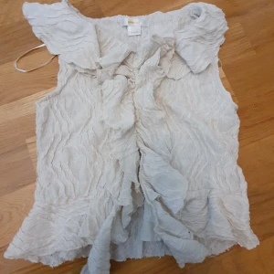  Trendiga vit volang blus från ginatricot! - Säljer en snygg trendig sandvit/beigevit volang blus från ginatricot! Perfekt till nyår,jul och andra fest firanden, även i vardagen. Säljer för att:har aldrig kommit till användning, nyskick!