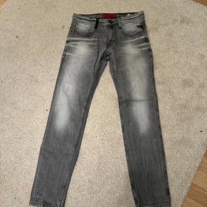 Grå jeans från Replay - Säljer ett par snygga grå jeans från Replay i bra skick. Anbass. 30-32