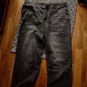 Baggy Jeans - Säljer ett par svarta/grå ”baggy”jeansbyxor i bra skick! dragkedja och knapp framtill. Perfekta för både vardag och fest!😍