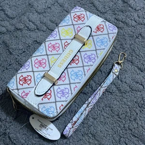 Flerfärgad plånbok från  - Säljer en superfin plånbok  med ett färgglatt mönster och dragkedja. Den har flera fack inuti för kort och kontanter. Perfekt för att hålla ordning på dina grejer med stil! 💖