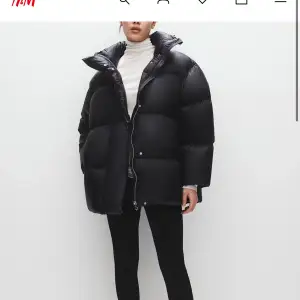 Säljer en supermysig grön oversized pufferjacka från H&M. Perfekt för kalla dagar med sin tjocka vaddering och höga krage. Jackan har en dragkedja framtill och långa ärmar. Den är både stilren och praktisk för vintern. Ett måste för garderoben! Skriv för egna bilder! 