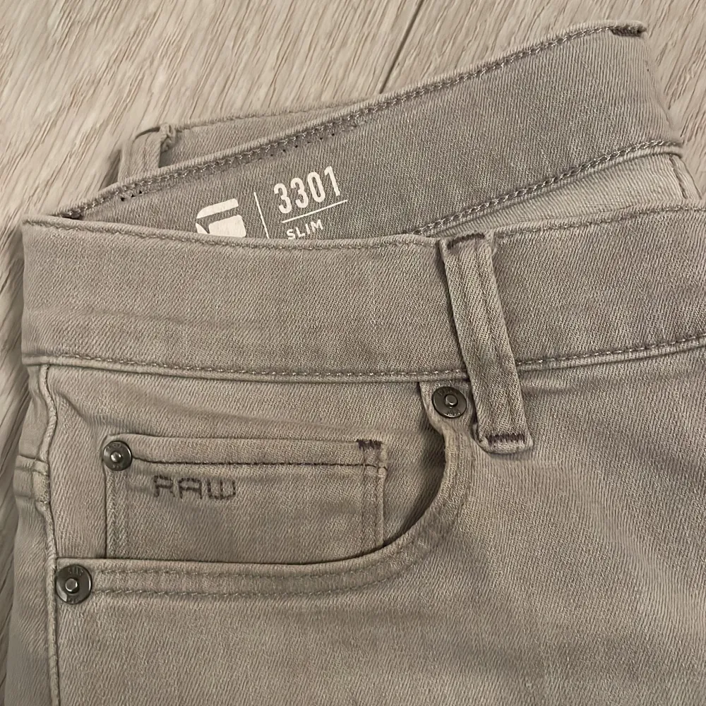Säljer ett par snygga gråa jeans från G-Star RAW, modell 3301 Slim. De är i väldigt bra skick och har en slim passform som sitter perfekt. Nypris ligger runt 1000. Farkut & Housut.