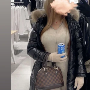 Svart pufferjacka från Moncler - Säljer en snygg svart pufferjacka från Moncler i mycket bra skick. Jackan är lång och har en glansig finish med en mysig huva. Perfekt för kalla vinterdagar! Den har en dragkedja framtill och Moncler-loggan på ärmen. Supervarm och stilren! Pälsen går också att ta av.  Storlek xs men fungerar för de som har s också. Pris går att diskutera vid snabb affär 