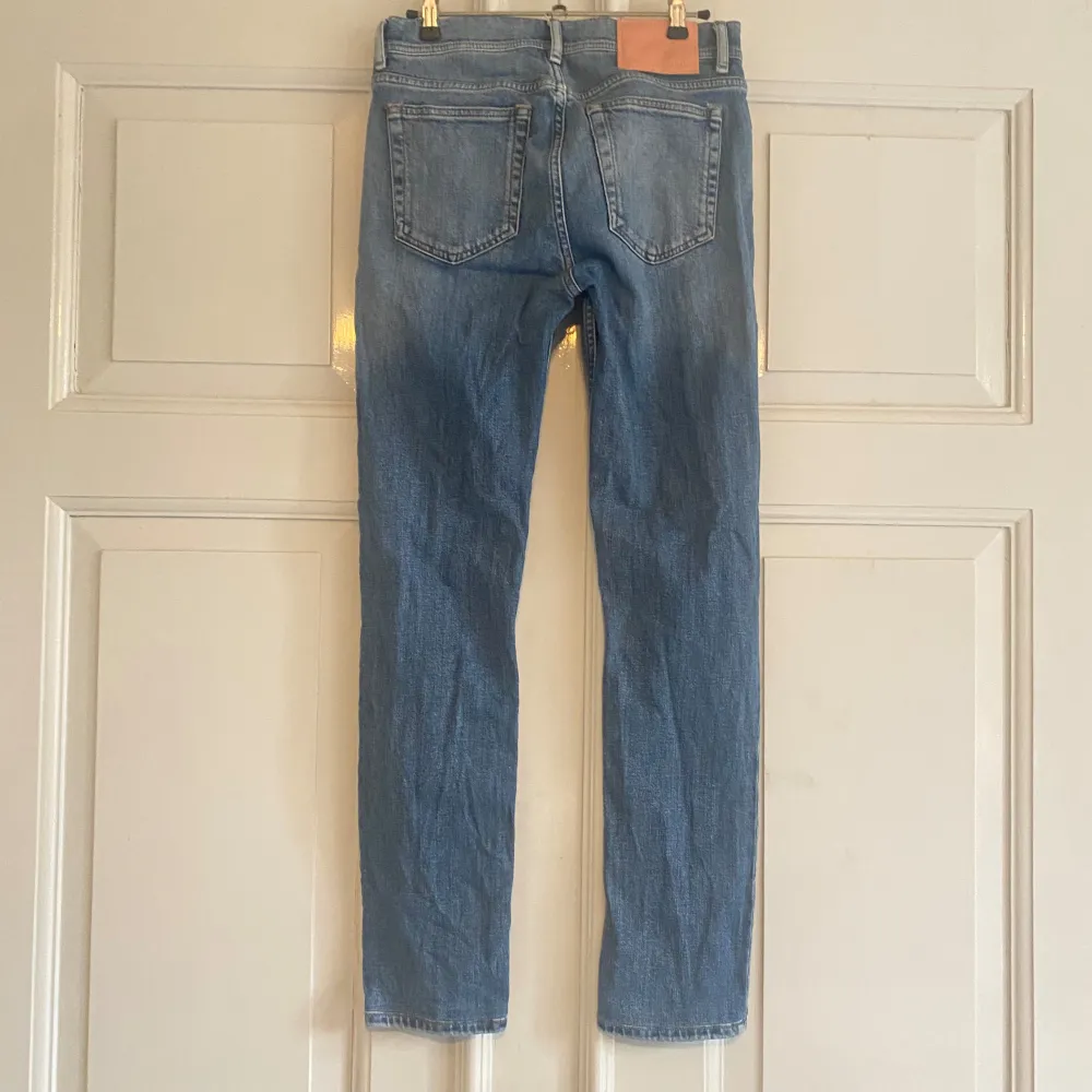 Acne studio jeans  Str xsmall/small  Uppsydda, passar mig ca 169 cm . Jeans & Byxor.