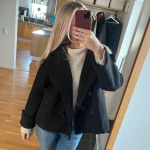 Design by si kapppa - Jättefin kappa ifrån design by si som tyvärr inte kommer till användning så mycket🩷 storlek M/L