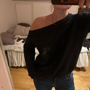 Svart offshoulder tröja - Säljer en snygg svart offshoulder tröja som är perfekt för både vardag och fest. Den har en loose passform och långa ärmar, vilket gör den superbekväm.