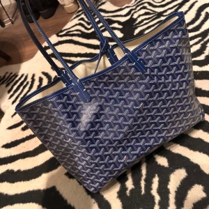 Väska - Ej äkta! Köpt i Vietnam, fint skick men finns lite fläckar på insidan men som ny utvändigt!