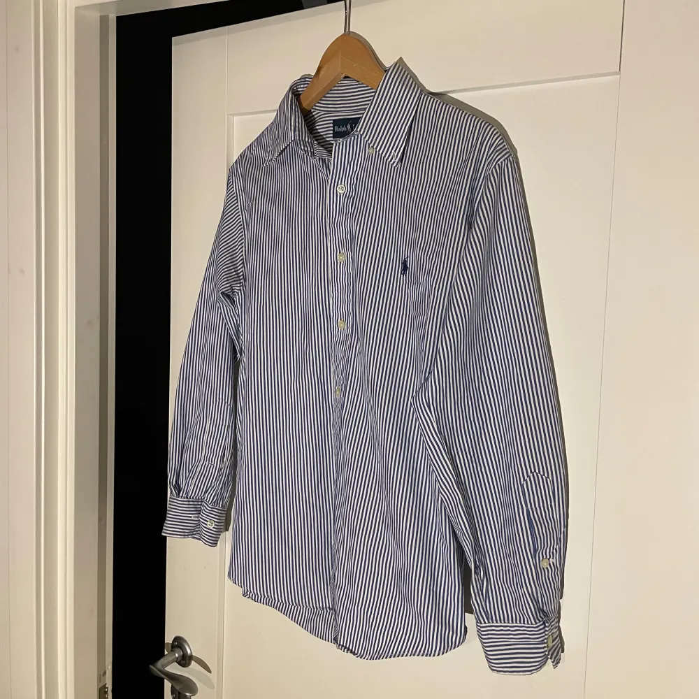 Säljer en sjukt snygg Ralph blå- och vitrandig skjorta från Ralph Lauren. Igentligen dam storlek och sitter som en M då. Kan även användas på killar och sitter som en xs / s då! Okej skick och därav det låga och sjuka priset. Självklart tvättas och stryka skjortan innan vi skickar fraktar. Vi fraktar inom 24 timmar!. Paidat.