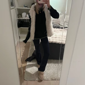 Fluff väst - Såå fin! Köpt second hand så står ej märke eller storlek men skulle säga den motsvarar en S☺️