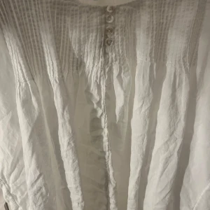 Blus👚 - Jätte fin vit blus från Kappahl är väldigt sällan använd!💖köpte den för ny pris 179kr den är i storlek M🎀