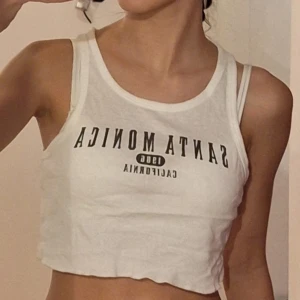 Vit croppad linnetopp - Säljer ett vitt croppad linne då det inte kommit till användning. Är i storlek XS