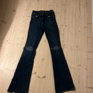 Mörkblåa jeans💞 - Snygga mörkblåa lågmidjade jeans från Only med hål på knäna, andvända 3 gånger ungefär! Lite slitna längst ner då dom är för låna för mig🥰dåligt ljus men dom är ljusare än vad dom ser ut!! 