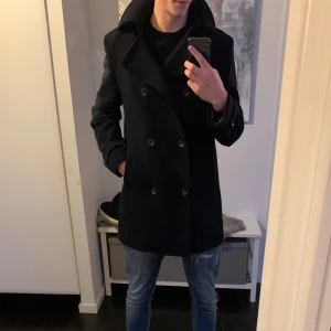 Ull kavaj - Säljer en stilren svart kavaj i mycket bra skick. Perfekt för höst och vinter. Passar bra till jeans i vardagen men även mer uppklätt. Pris ej hugget i sten!!