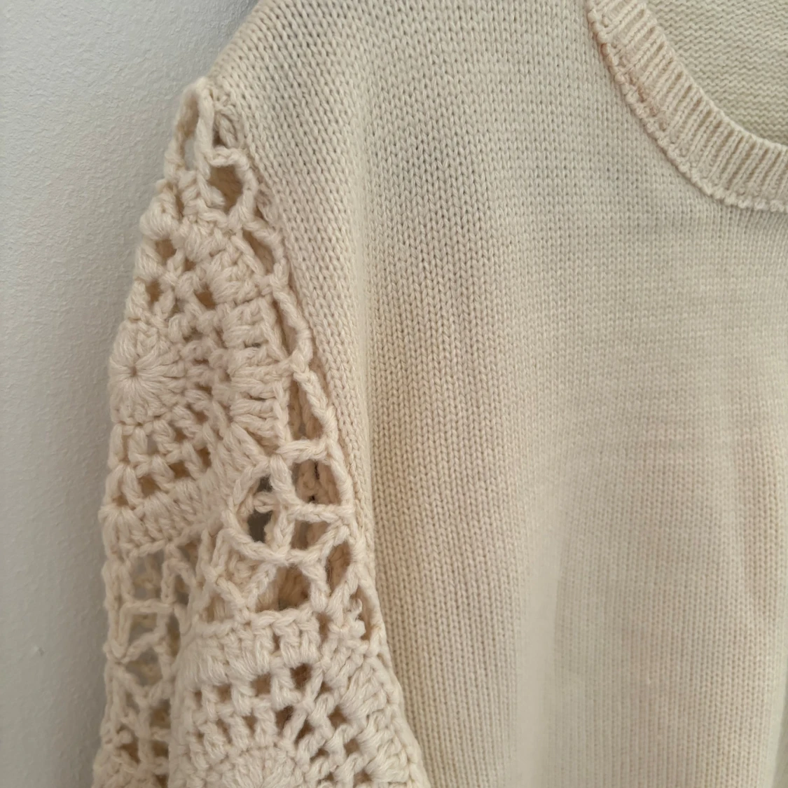 Offwhite stickad tröja med spetsdetaljer - 90