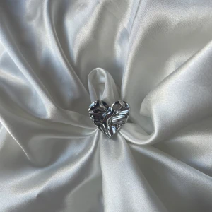 Victoria ring - 55kr/st, gjord i rostfritt stål vilket innebär att den inte tappar färg eller gör fingrarna gröna samt går att justera så den passar alla fingrar  🫶🏼