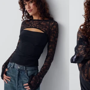 Svart spetsblus med lång ärm - Snygg svart topp med spetsdetaljer och lång ärm. Perfekt för utekväll eller fest. Slutsåld på hemsidan