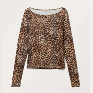 Leopardmönstrad långärmad topp - Säljer en supercool leopardmönstrad topp med långa ärmar. Den är i ett mjukt och stretchigt material som sitter bekvämt. Slut såld i alla storlekar, använd ca 3 ggr 🐆✨