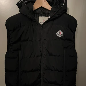 Moncler väst  - Säljer västen för att det är för liten, västen är S men skulle passa mycket bra på M, skick 8,5/10, pris kan diskuteras! Kan även bytas! 